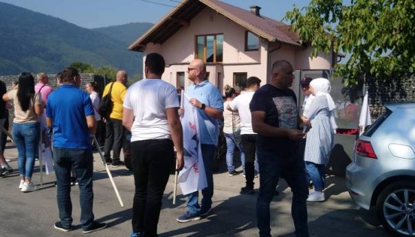Počelo okupljanje građana ispred kuće Memića