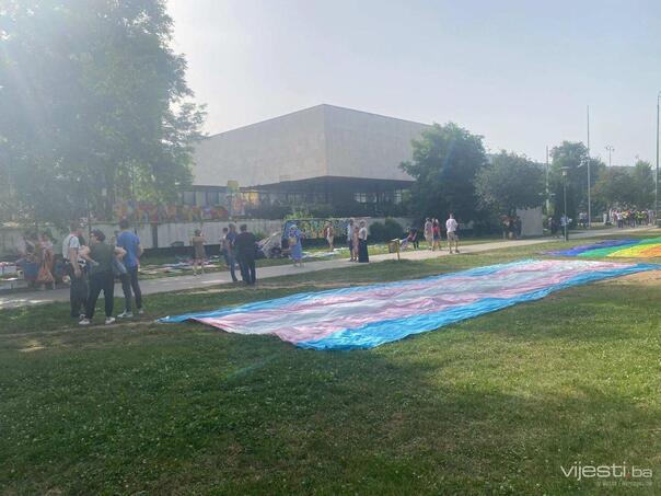 Počelo okupljanje učesnika BH Povorke ponosa ispred Historijskog muzeja