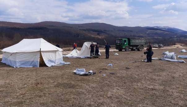 Počelo postavljanje šatora i pripremanje lokaliteta Lipa za smještaj migranata