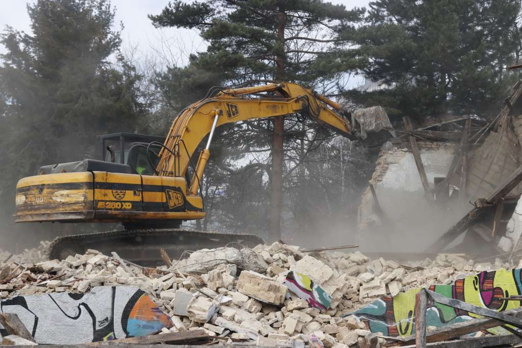 Počelo uklanjanje devastiranih objekata u Kampusu UNSA
