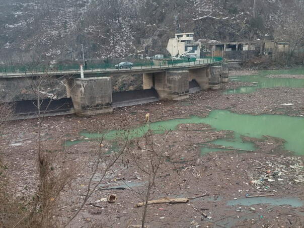 Počelo uklanjanje plutajućeg otpada iz Jablaničkog jezera