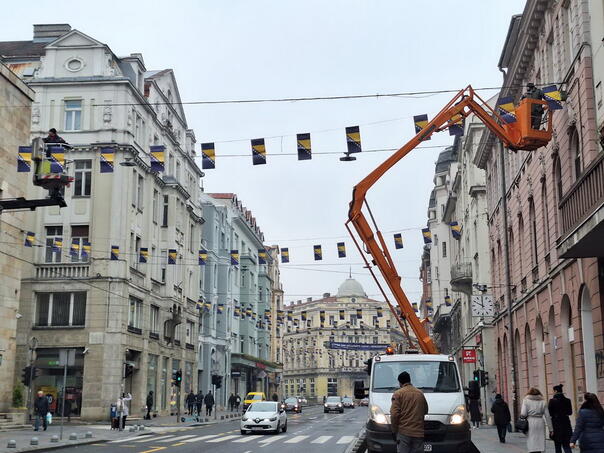 Počelo ukrašavanje ulica Sarajeva povodom Dana državnosti BiH