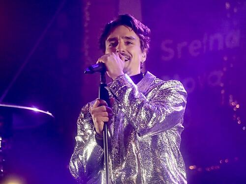 Počeo novogodišnji doček ispred Vječne vatre, Adi Šoše zagrijao publiku