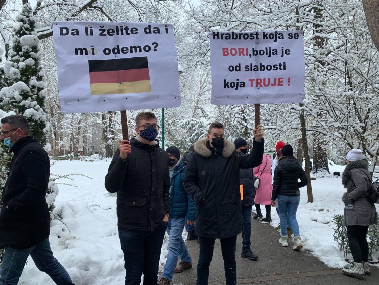 Počeo protest studenata ispred zgrade Vlade KS