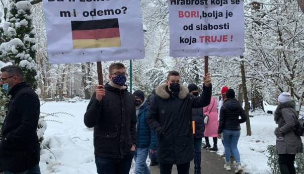 Počeo protest studenata ispred zgrade Vlade KS