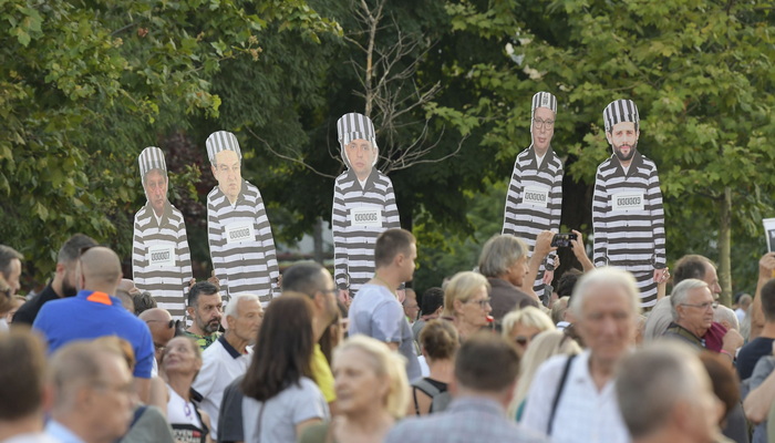 Protest u Beogradu, minuta šutnje za ubijene u Gradačcu