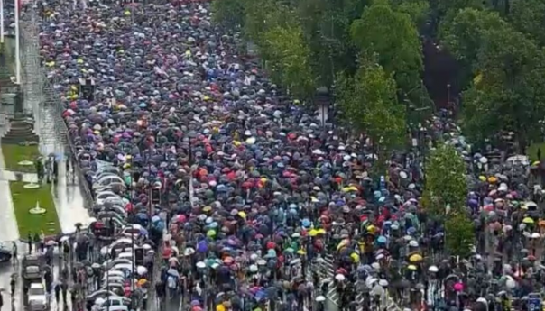 Počeo protest u Beogradu: Pravi se obruč oko RTS-a