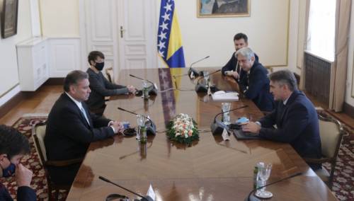 Počeo sastanak Komšića i Escobara