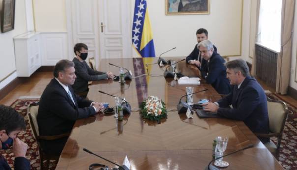 Počeo sastanak Komšića i Escobara