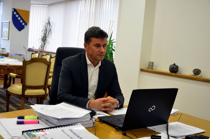 Počeo sastanak Novalića sa premijerima kantona