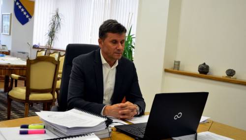 Počeo sastanak Novalića sa premijerima kantona