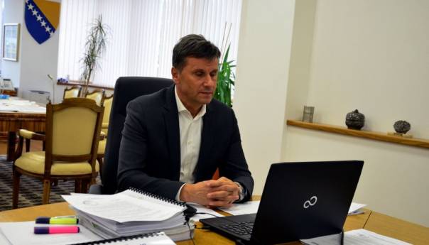 Počeo sastanak Novalića sa premijerima kantona