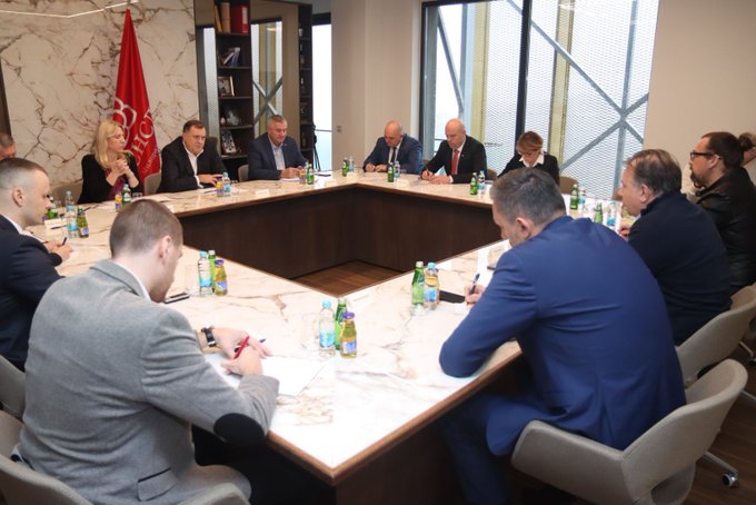 Počeo sastanak SNSD-a i Osmorke