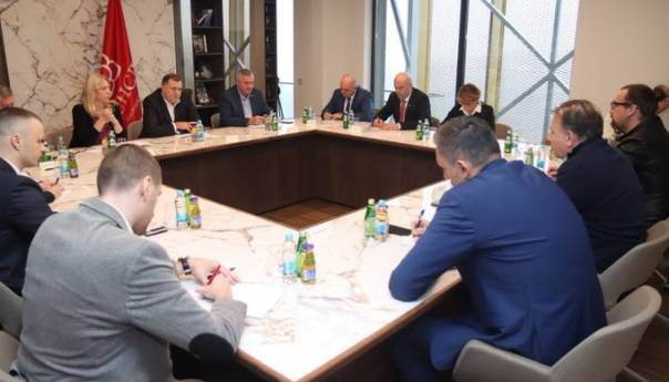 Počeo sastanak SNSD-a i Osmorke