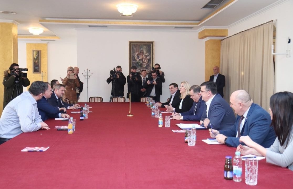 Počeo sastanak SNSD-a i Osmorke u Doboju