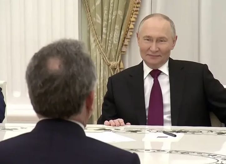 Počeo sastanak u Moskvi: Ruska i američka delegacija za stolom