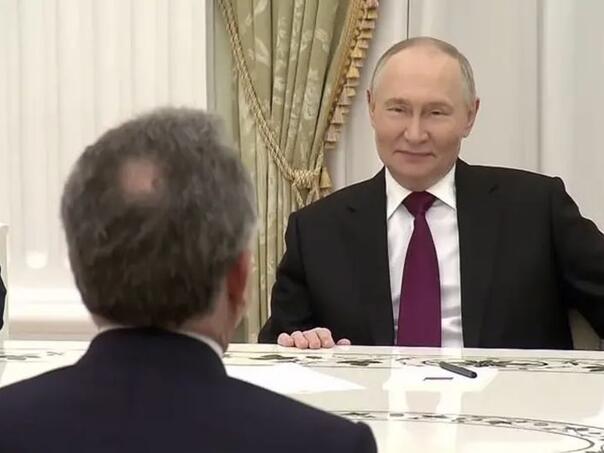 Počeo sastanak u Moskvi: Ruska i američka delegacija za stolom