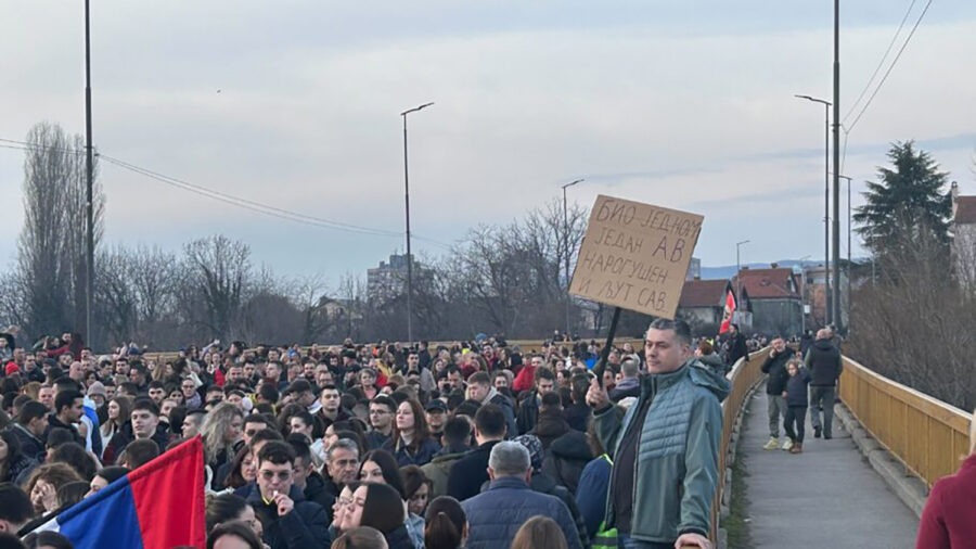 Počeo veliki protest studenata Nišu: Jedna ruža na svaki minut za novosadske žrtve