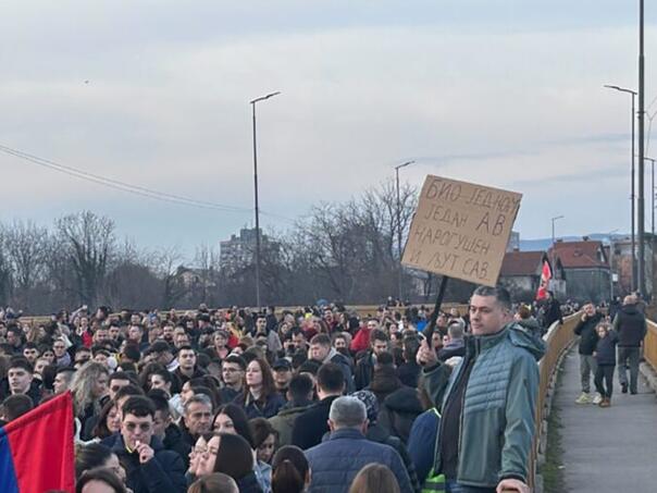 Počeo veliki protest studenata Nišu: Jedna ruža na svaki minut za novosadske žrtve