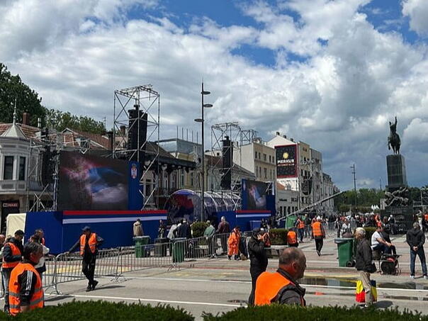 Počeo Vučićev skup u Nišu, mali broj ljudi pred binom