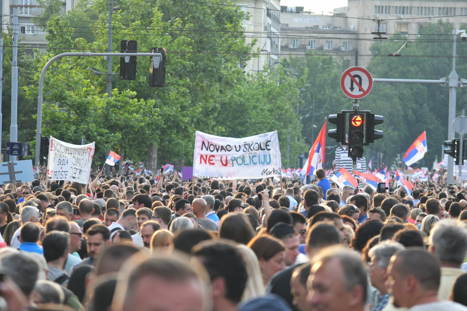 Novi protesti u Srbiji: Uz Beograd se uključili Niš, Kragujevac i Novi Sad