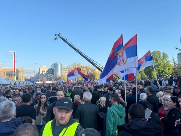 Počinje skup Vučićevih pristaša: Stigao i Dodik, građani im mašu novčanicama