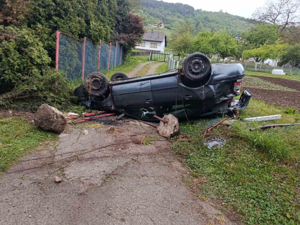 Pod dejstvom alkohola prevrnuo auto na krov, na kraju ga priveli