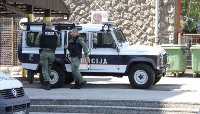 Uhapšeno 16 policajaca i tri osobe u Kaknju, jedna u bjekstvu