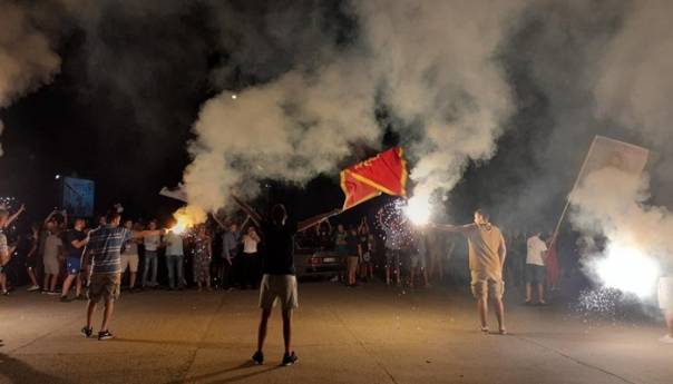 Podgorica: Opozicija poziva da se slavlje nastavi kod kuće