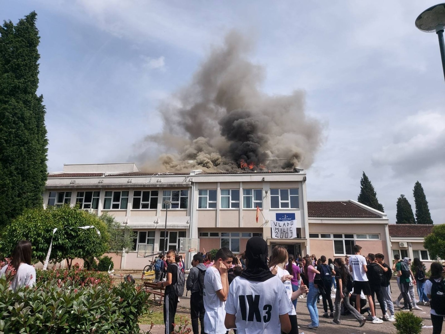 Podgorica: Proslavljali malu maturu bakljadom, pa zapalili školu