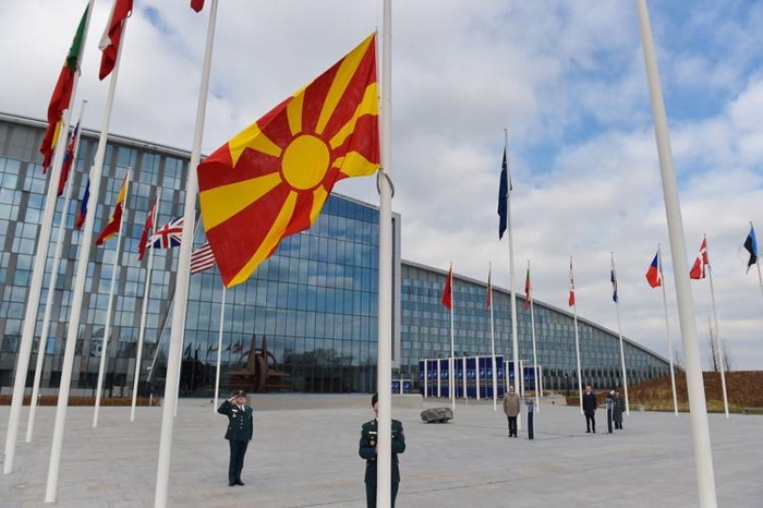 Podignuta zastava Sjeverne Makedonije ispred sjedišta NATO-a