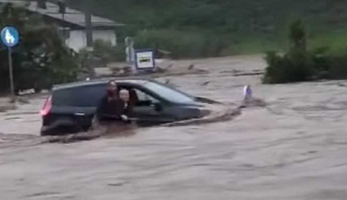 Podivljala bujica u Sloveniji nosi ženu koja je ostala zarobljena u autu