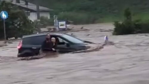 Podivljala bujica u Sloveniji nosi ženu koja je ostala zarobljena u autu