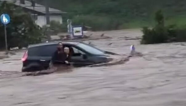 Podivljala bujica u Sloveniji nosi ženu koja je ostala zarobljena u autu