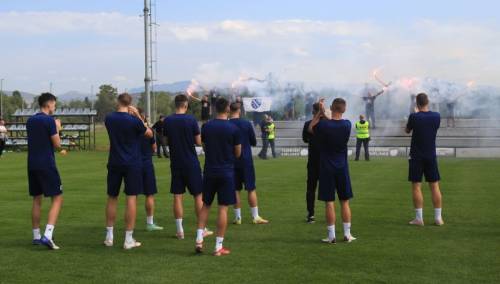 Podrška navijača na treningu Zmajeva