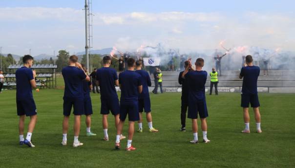 Podrška navijača na treningu Zmajeva