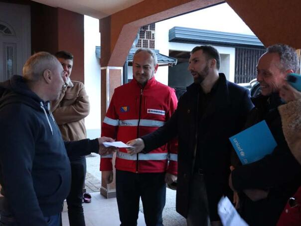 Podrška za porodice pogođene poplavama: U Fojnici i Kiseljaku podijeljeni prvi vaučeri