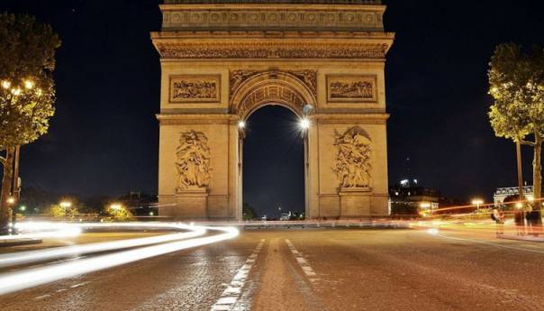 Područje oko Trijumfalne kapije u Parizu evakuirano zbog dojave o bombi