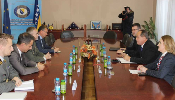 Podžić i Trischak razgovarali o unapređenju saradnje EUFOR-a i OSBiH