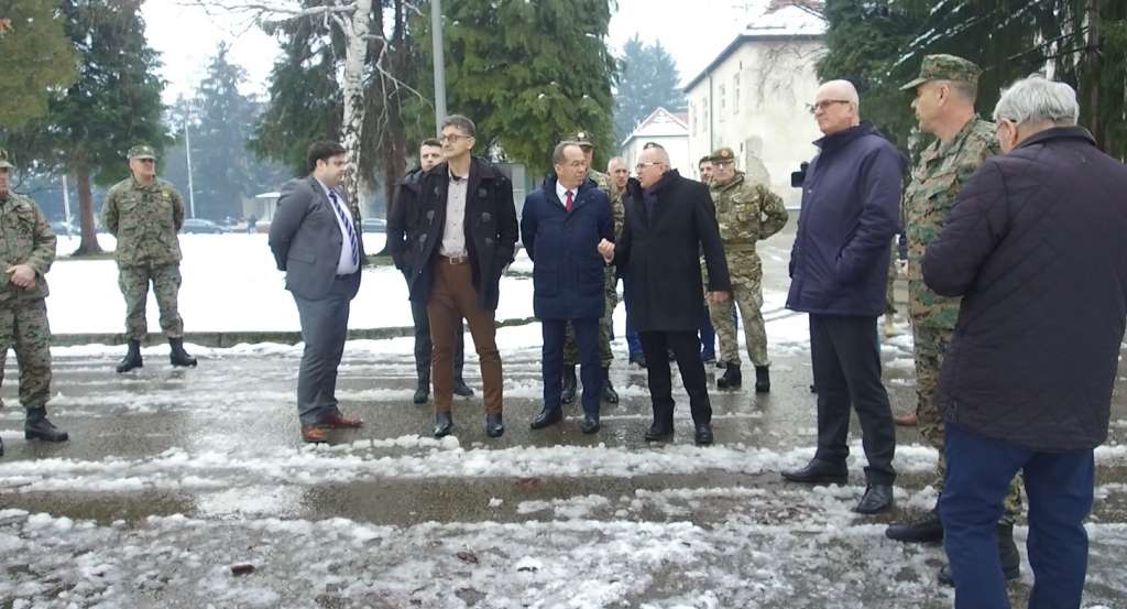 Podžić općini na privremeno korištenje predao sportske terene u krugu vojarne