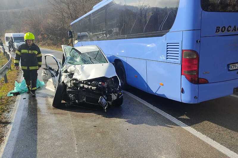 Poginula jedna osoba u sudaru autobusa i automobila