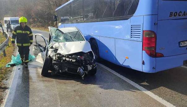 Poginula jedna osoba u sudaru autobusa i automobila