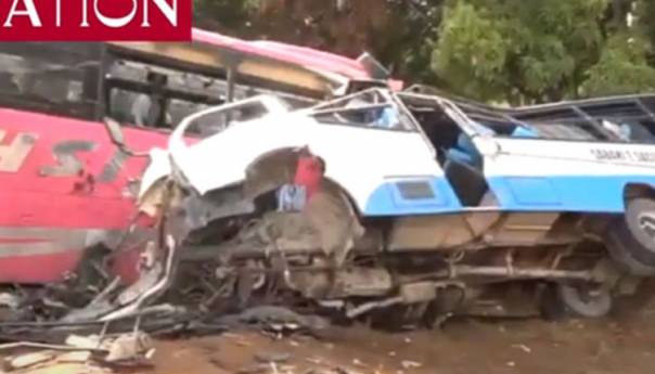 Poginulo 15 ljudi u sudaru dva autobusa