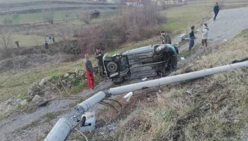 Poginuo mladić, stub od udara prepolovljen