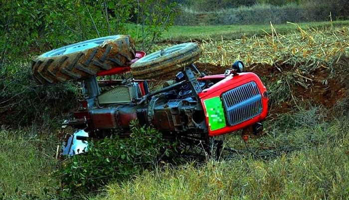 Poginuo u prevrtanju traktora u dvorištu porodične kuće kod Laktaša