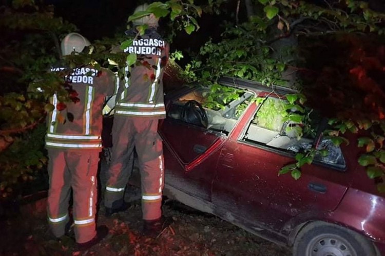 Poginuo vozač nakon slijetanja s puta kod Prijedora