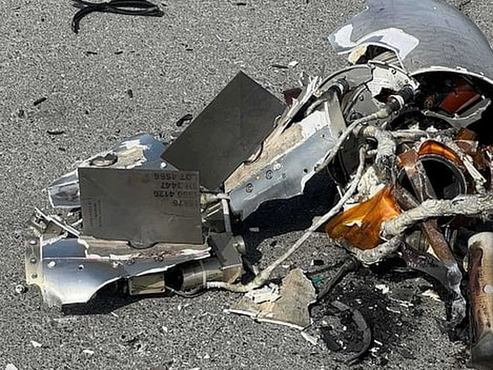 Poginuo vozač u Dubaiju, krhotine projektila pale na automobil