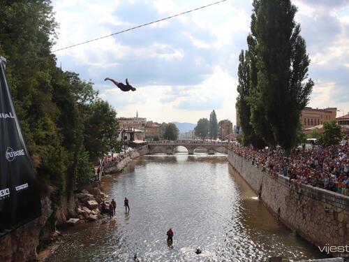 Pogledajte sjajnu atmosferu sa skokova na Bentbaša Cliff Divingu