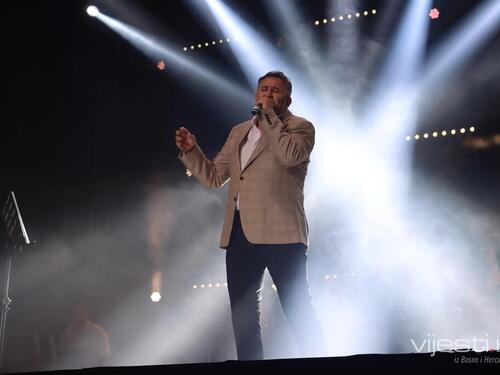 Koke u suzama: Sjajna atmosfera na koncertu u Skenderiji