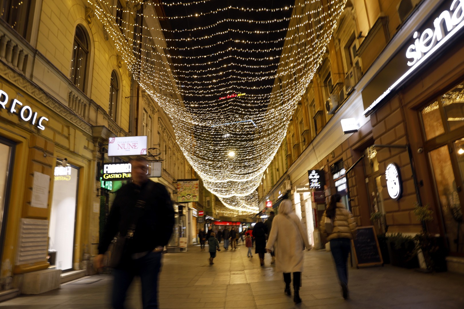 Pogledajte fotografije: Sarajevo ukrašeno za praznike kao nikada prije